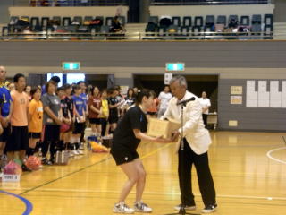 参加賞贈呈　塩月千江子さん（さつきクラブ）