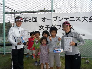 優勝の塩沢・石川組と可愛い応援団の皆さん	