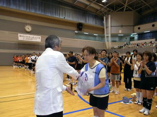 参加賞授与：ＮＥＷＳ　国岡陽子選手