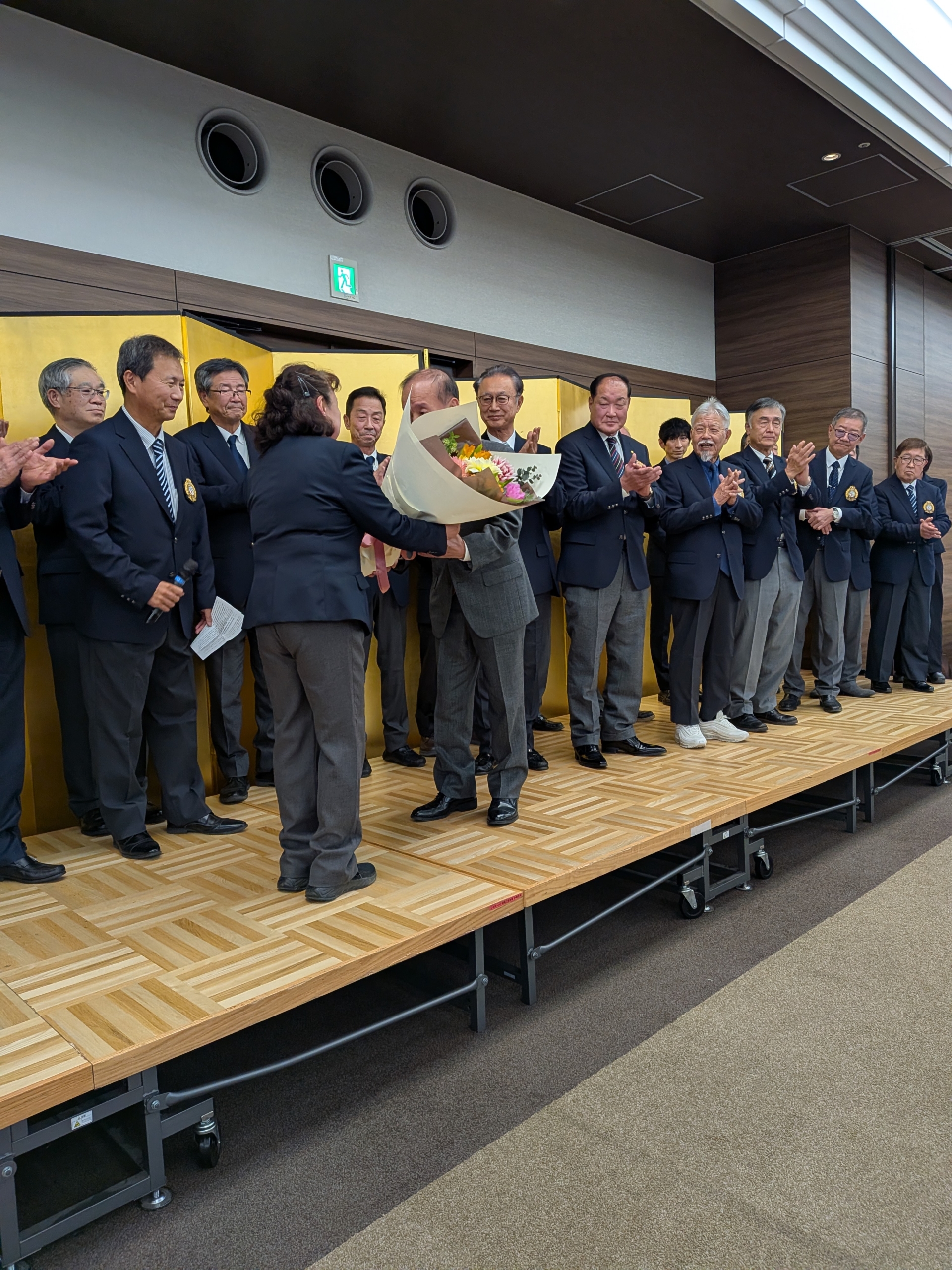 瀧澤業務執行理事から前川区長へ花束贈呈